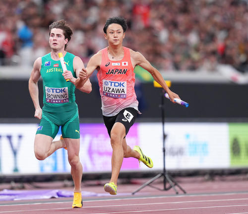 400メートルリレー予選　決勝進出を決めた日本のアンカー鵜沢（右）（撮影・足立雅史）