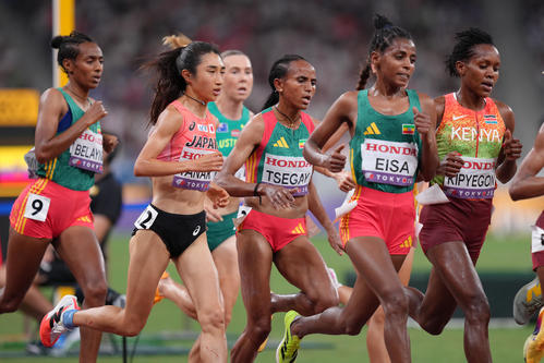 女子5000メートル決勝で力走する田中（左から2人目）（撮影・足立雅史）