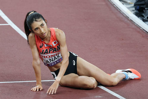 女子5000メートル決勝　ゴールしトラックに倒れる田中（撮影・宮地輝）
