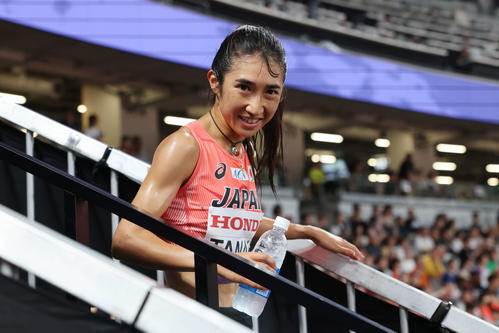 女子5000メートル決勝　笑顔を見せる田中（撮影・宮地輝）