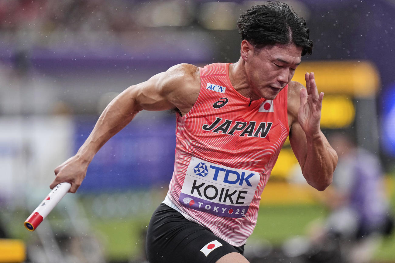 男子400mリレー決勝　1走の小池祐貴（AP）