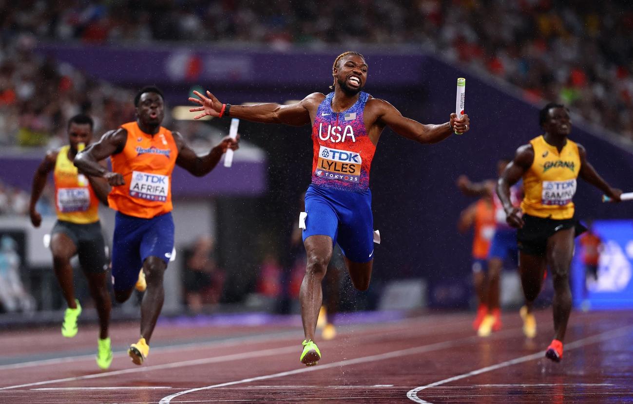 男子400メートルリレー決勝　優勝したアメリカのライルズ（中央）（ロイター）