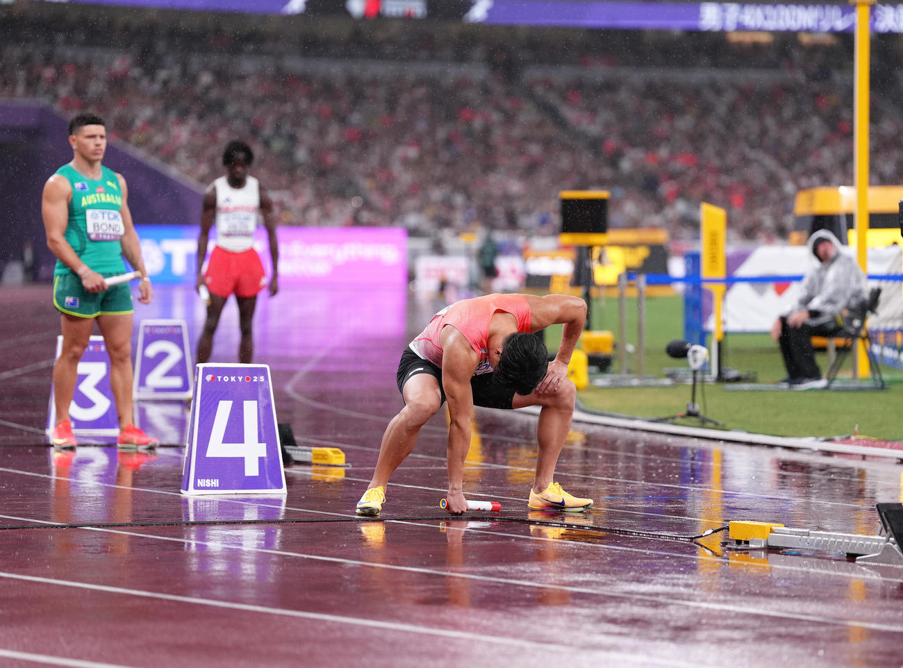 男子400メートルリレー決勝　スタート前、ポーズを取る小池（撮影・足立雅史）