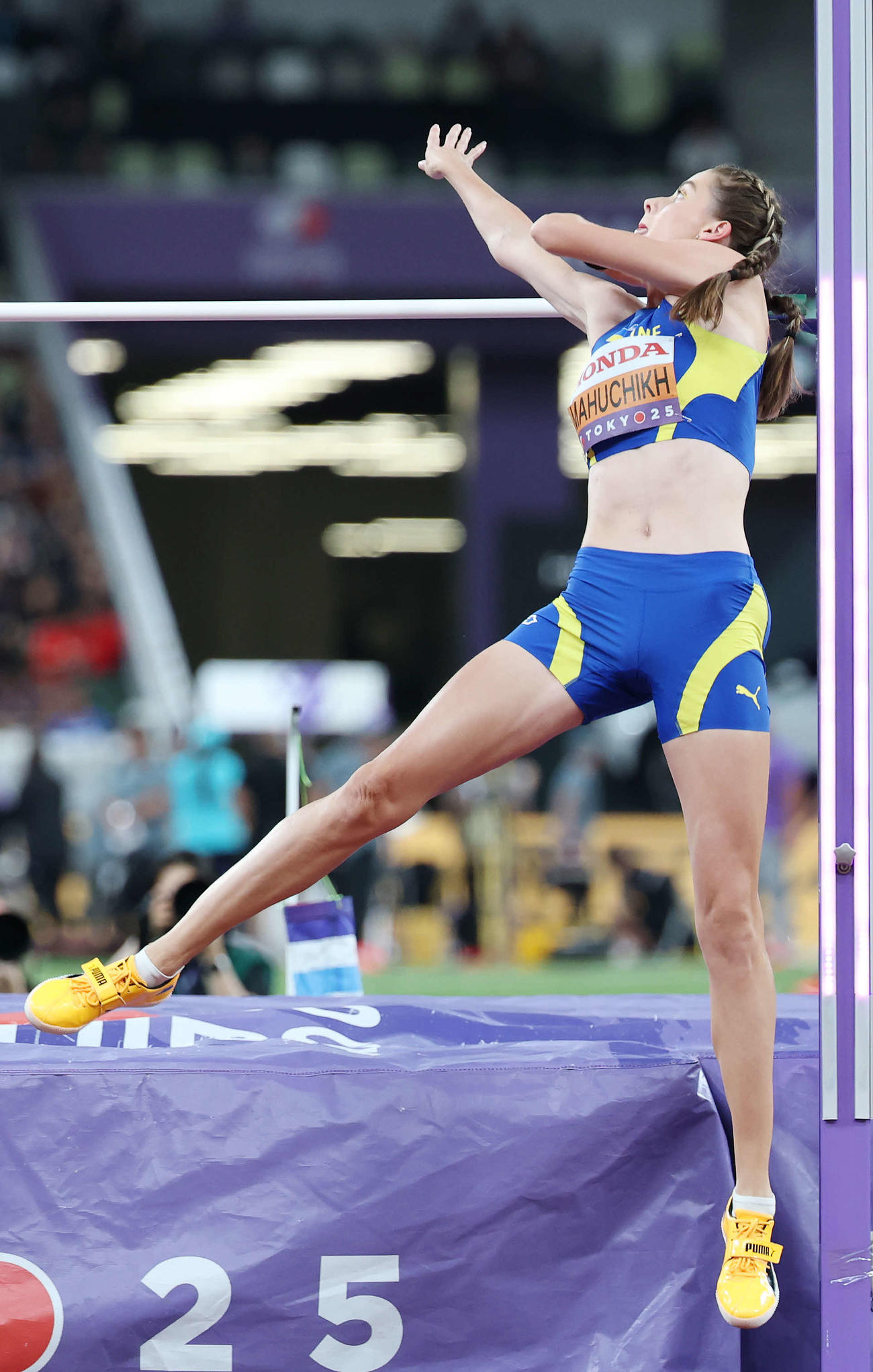 女子走り高跳び決勝　1メートル93をクリアするウクライナのマフチフ（撮影・宮地輝）