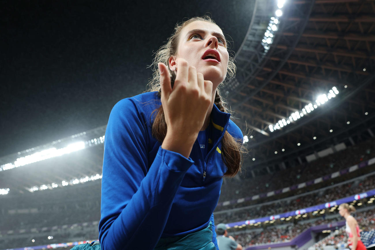 女子走り高跳び決勝　コーチと言葉を交わすウクライナのマフチフ（撮影・宮地輝）