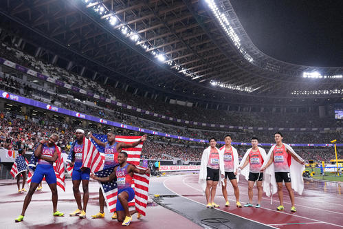 男子400メートルリレー決勝　6位の日本（右）。左は喜ぶ米国（撮影・足立雅史）