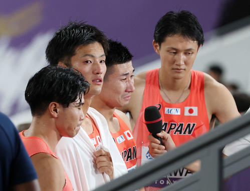 男子400メートルリレー決勝　6位となり目に涙を浮かべる桐生（中央右）ら左から小池、柳田、1人おいて鵜沢（撮影・宮地輝）