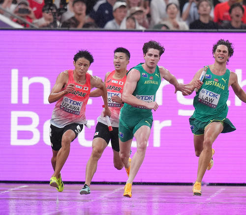 男子400メートルリレー決勝　3走桐生（左から2人目）からアンカー鵜沢（左）にバトンが渡る（撮影・足立雅史）