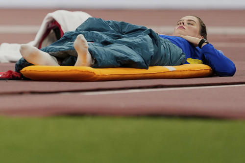 女子走り高跳び決勝　横になって待つマフチフ（AP）