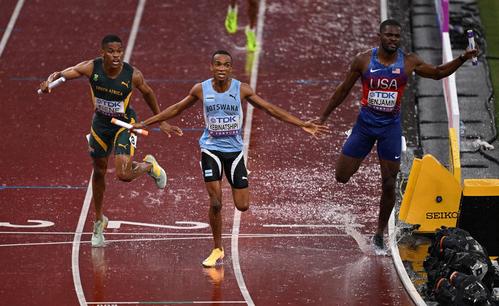 男子1600メートルリレーを制したボツワナ（ロイター）