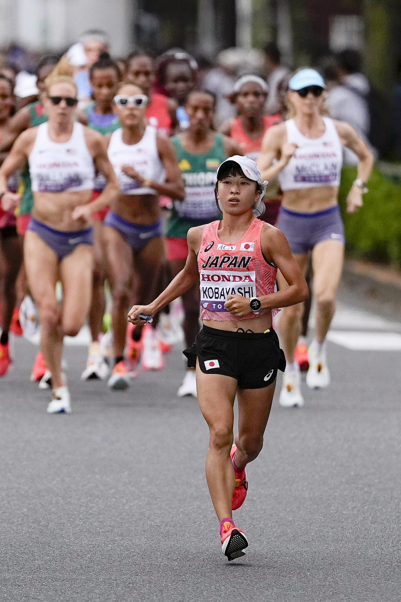 女子マラソン　先頭を走る小林香菜（共同）