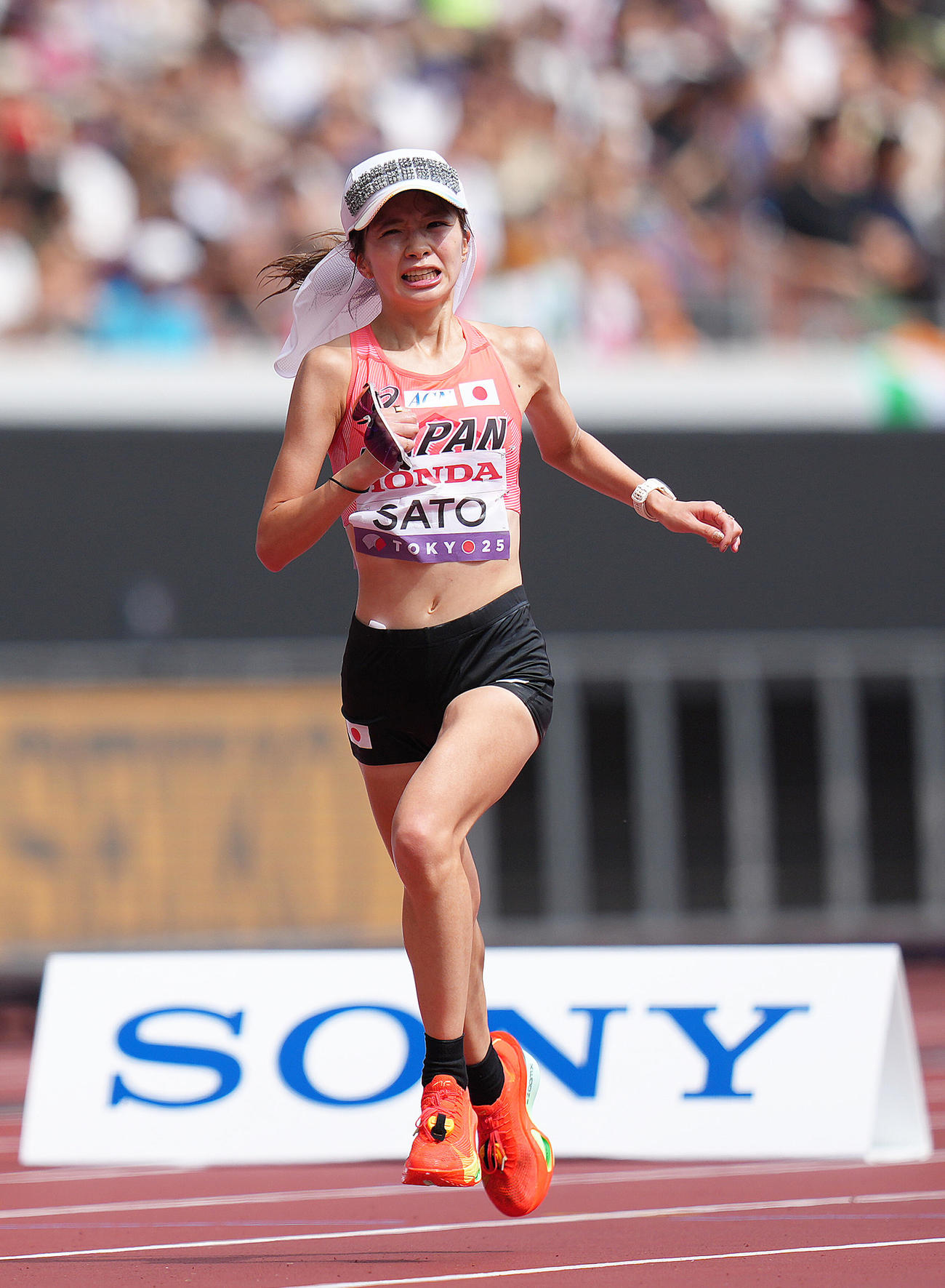 女子マラソン　13位でゴールする佐藤（撮影・足立雅史）