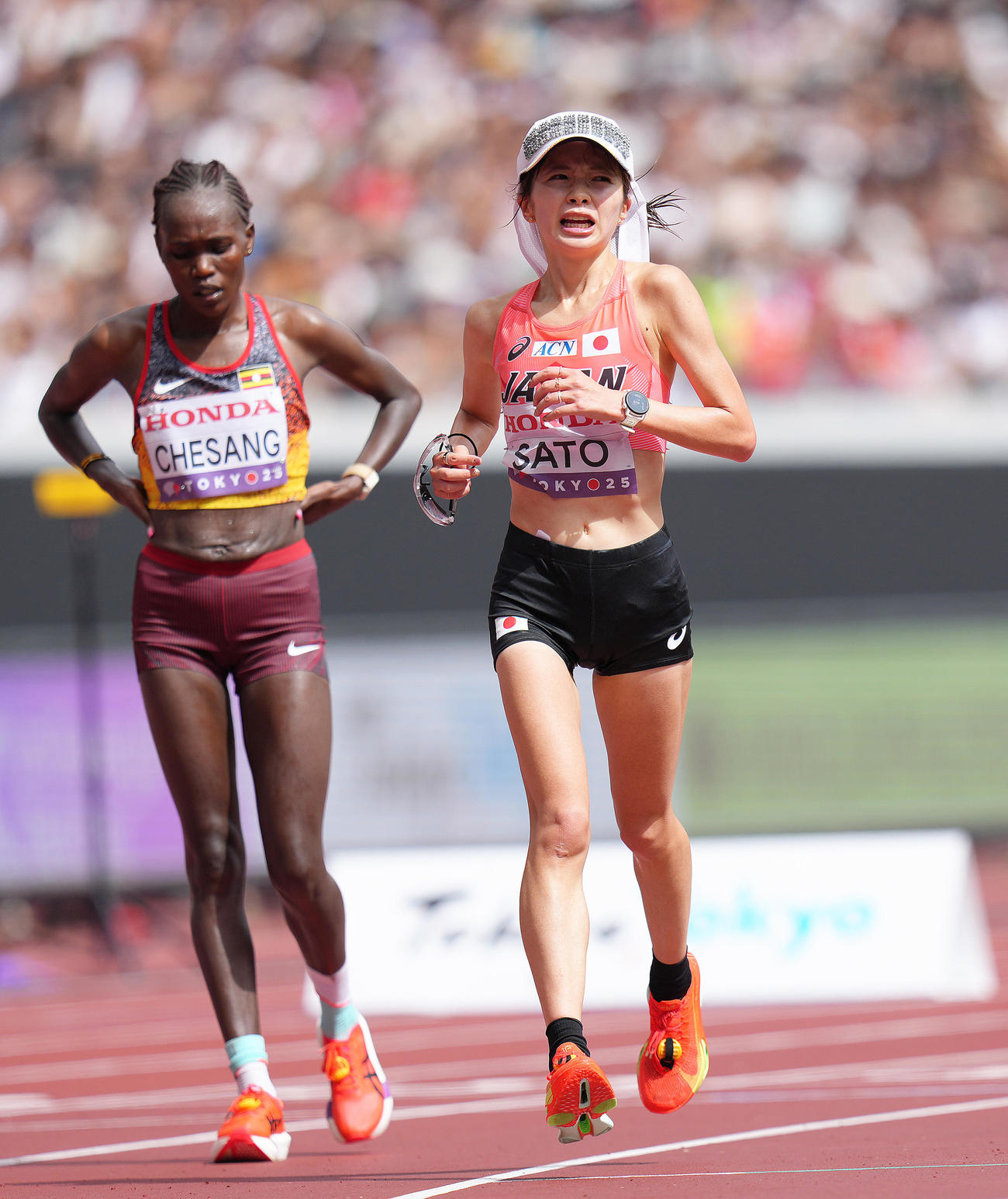 女子マラソン　13位でゴールする佐藤（右）（撮影・足立雅史）