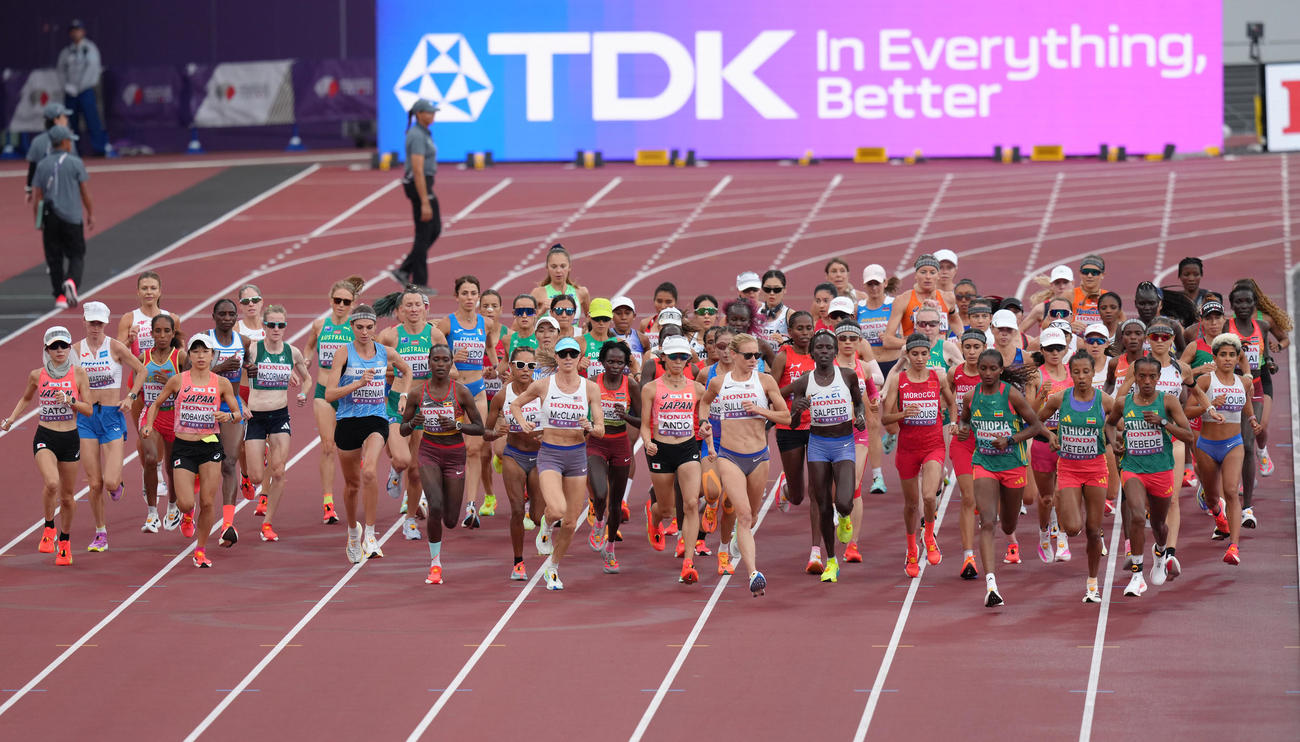 女子マラソン　国立競技場を一斉にスタートする選手たち（撮影・足立雅史）