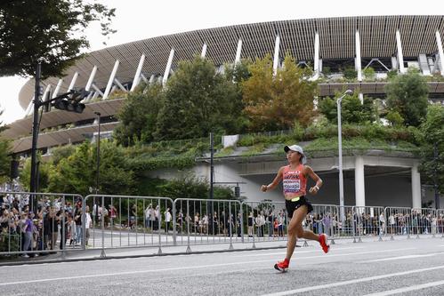 女子マラソン　力走する小林香菜。奥は国立競技場（共同）