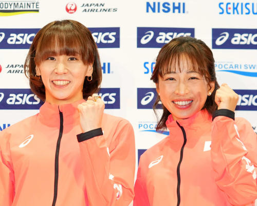 安藤友香（左）と小林香菜（2025年3月27日撮影）