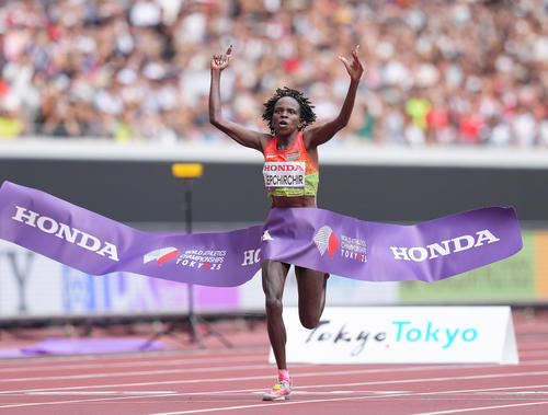 女子マラソンで金メダルに輝いたケニアのジェプチルチル（撮影・足立雅史）