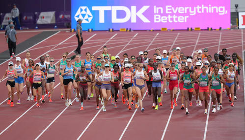 女子マラソン　国立競技場を一斉にスタートする選手たち（撮影・足立雅史）