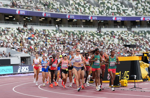 女子マラソン　国立競技場を一斉にスタートした選手たち。中央左は小林（撮影・足立雅史）