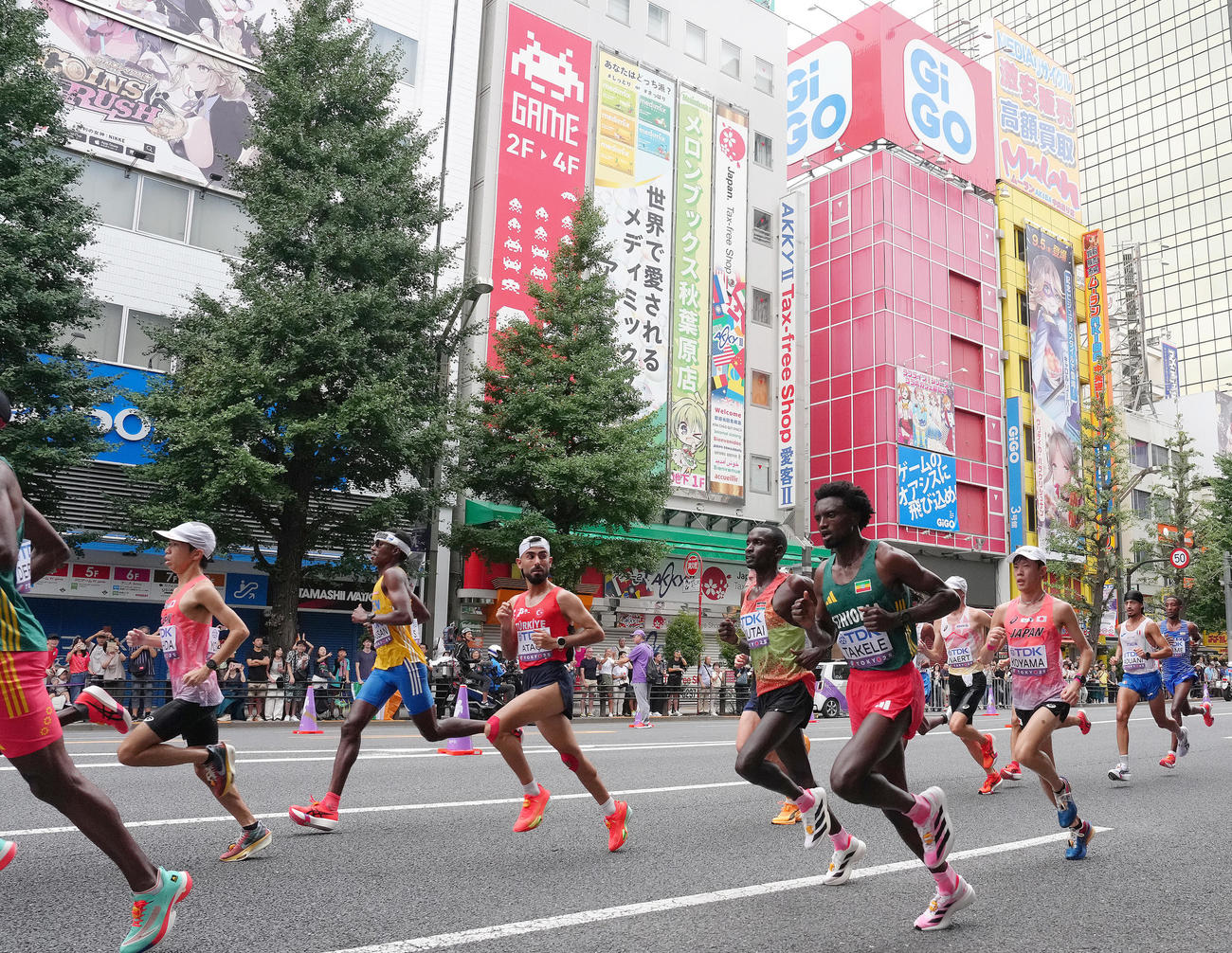 男子マラソン　秋葉原付近を通過する吉田（左端）と小山（右から3人目）（撮影・足立雅史）