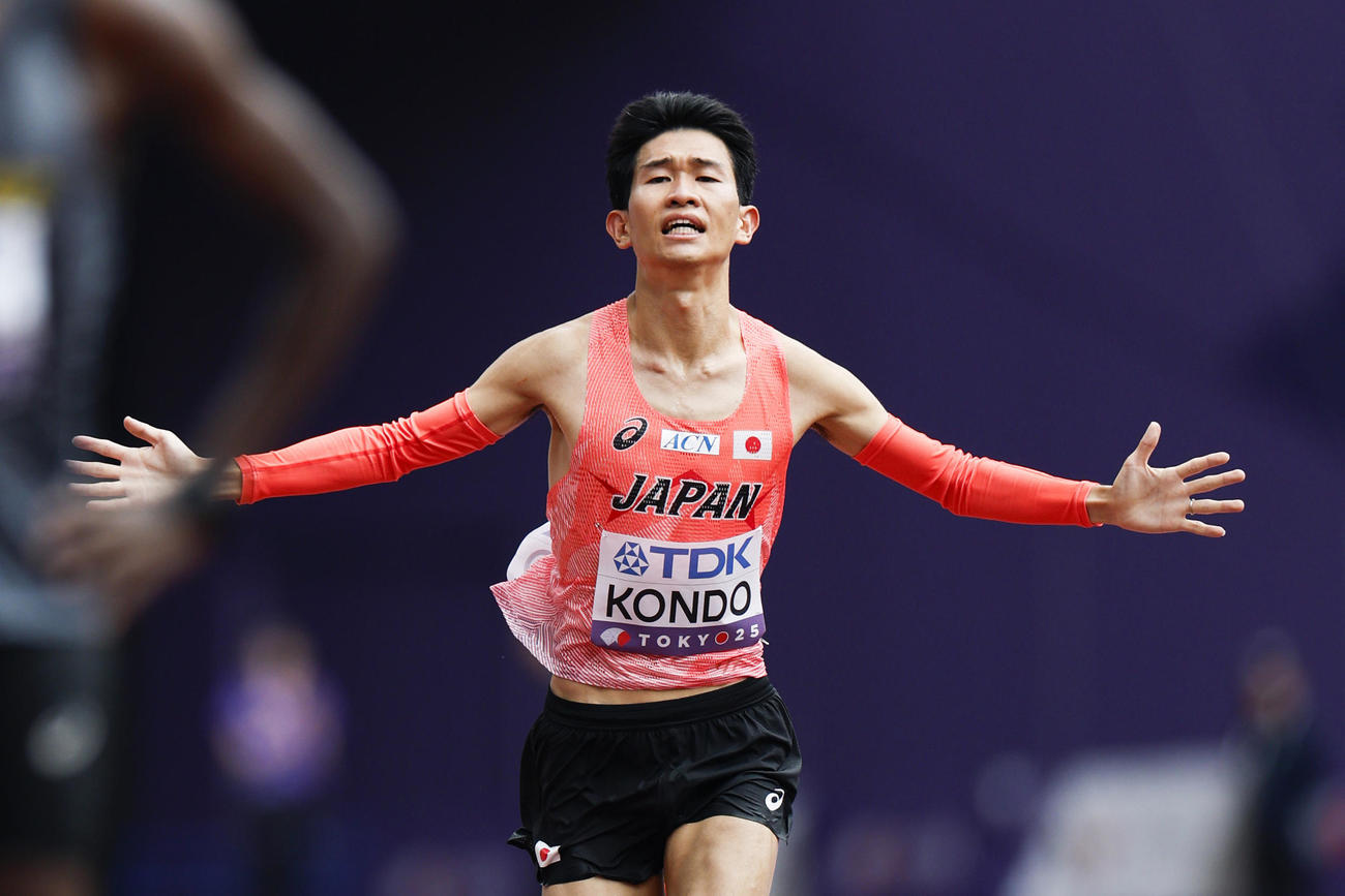 男子マラソン　ゴールに向かう近藤亮太（共同）