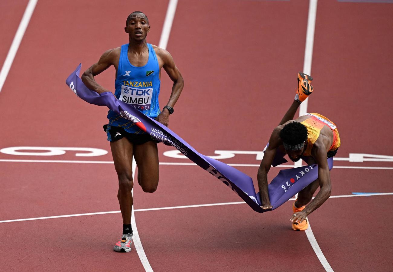 42.195キロを走り、同時にゴールするタンザニアのアルフォンス・シンブ（左＝1位）とドイツのアマナル・ペトロス（2位）（ロイター）