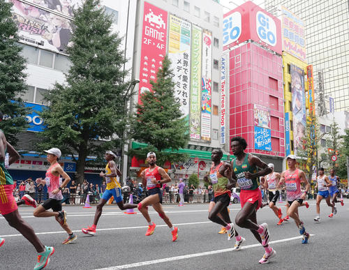 男子マラソン　秋葉原付近を通過する吉田（左端）と小山（右から3人目）（撮影・足立雅史）