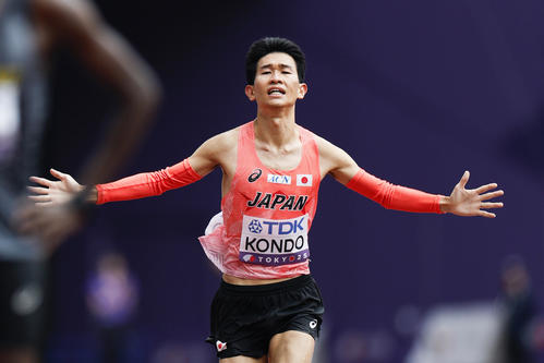 男子マラソン　ゴールに向かう近藤亮太（共同）