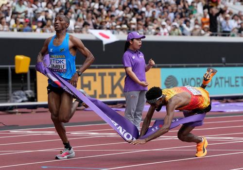 42.195キロを走り、同時にゴールするタンザニアのアルフォンス・シンブ（左＝1位）とドイツのアマナル・ペトロス（2位）（ロイター）