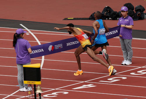 42.195キロを走り、同時にゴールするタンザニアのアルフォンス・シンブ（右＝1位）とドイツのアマナル・ペトロス（手前＝2位）（ロイター）