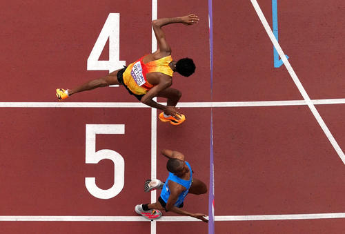 42.195キロを走り、同時にゴールするタンザニアのアルフォンス・シンブ（手前＝1位）とドイツのアマナル・ペトロス（2位）（ロイター）