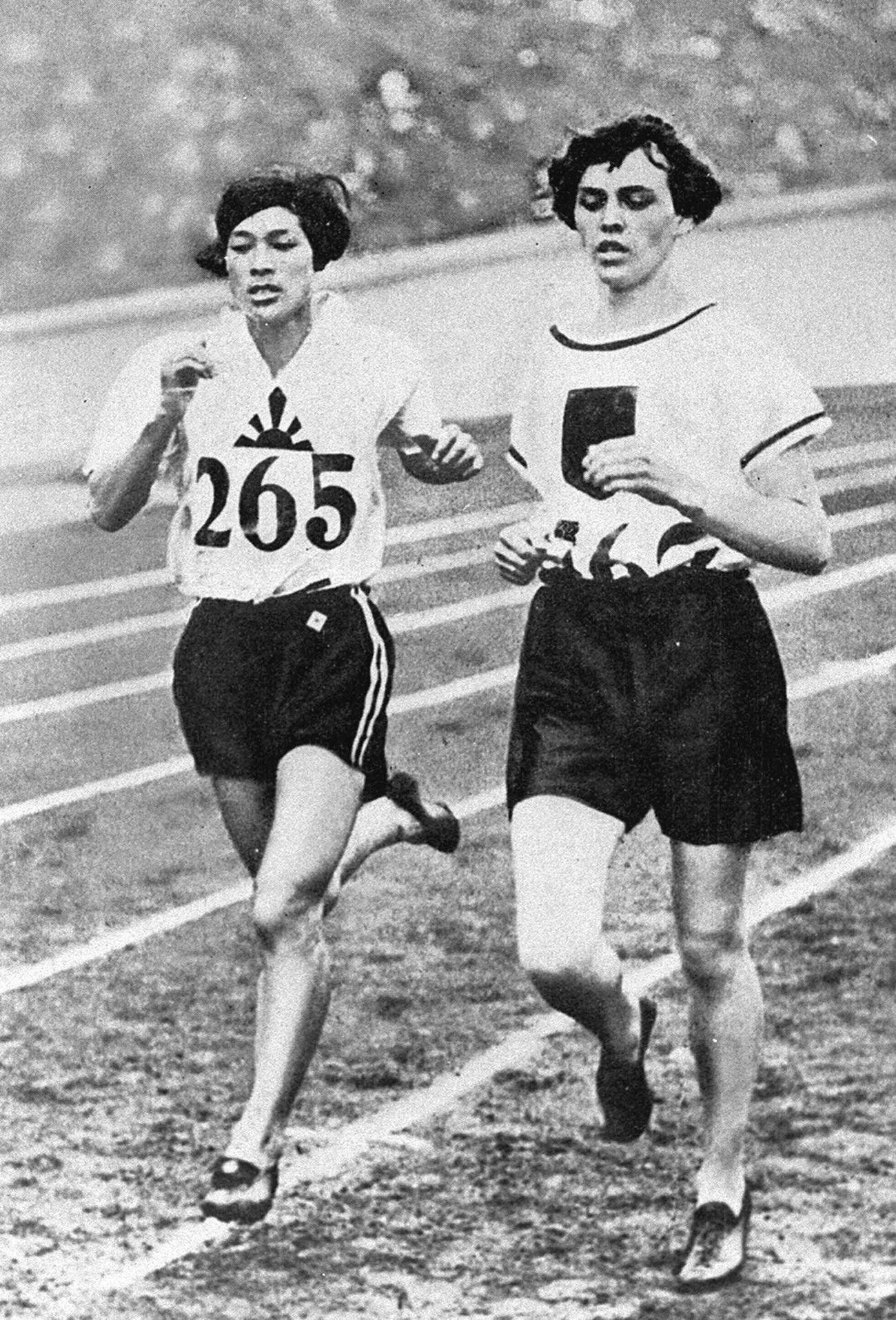 28年8月、アムステルダム五輪の女子800メートルで2位になった人見絹枝（左）（共同）