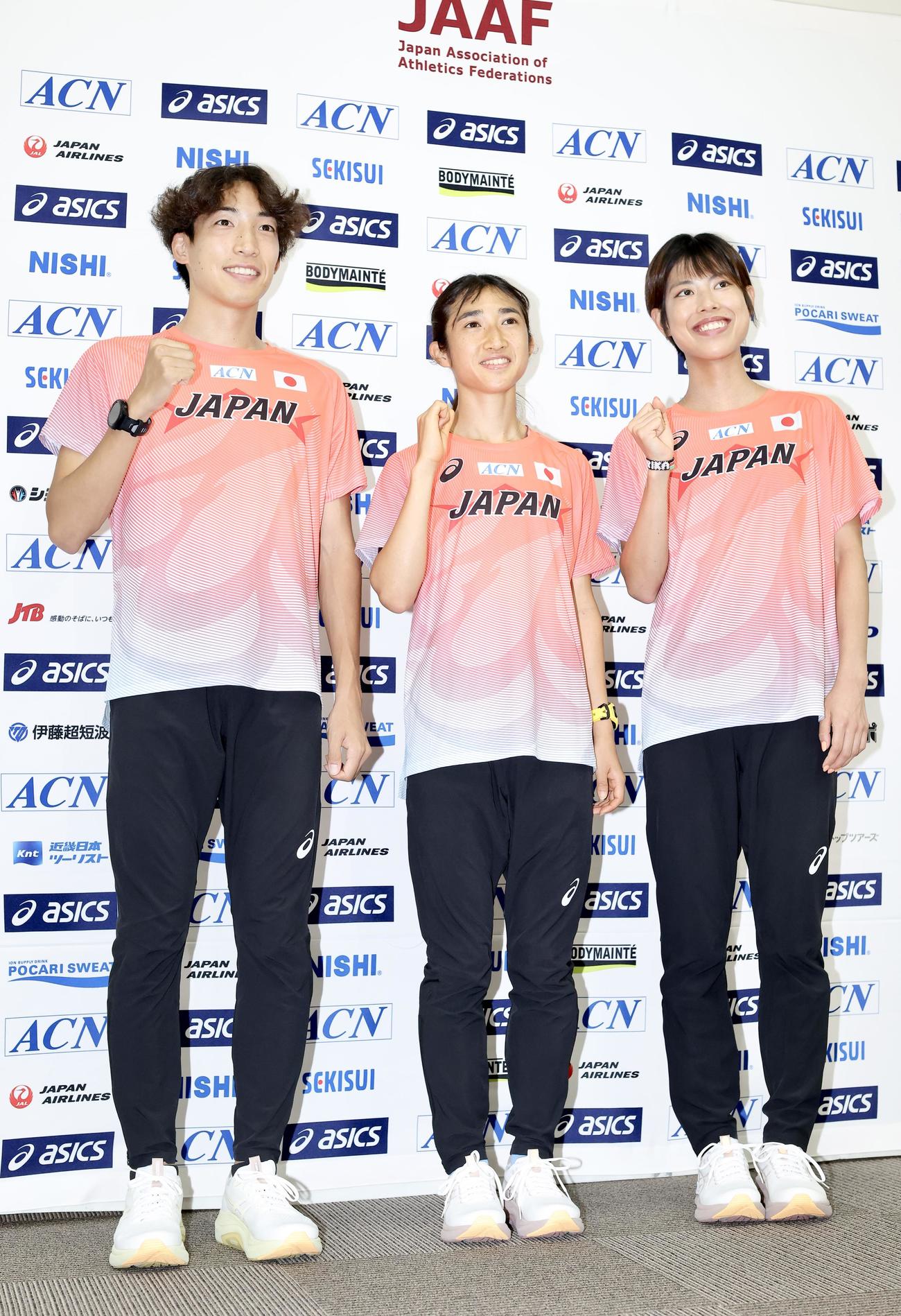 ガッツポーズで写真に納まる、左から三浦、田中、広中（撮影・河田真司）
