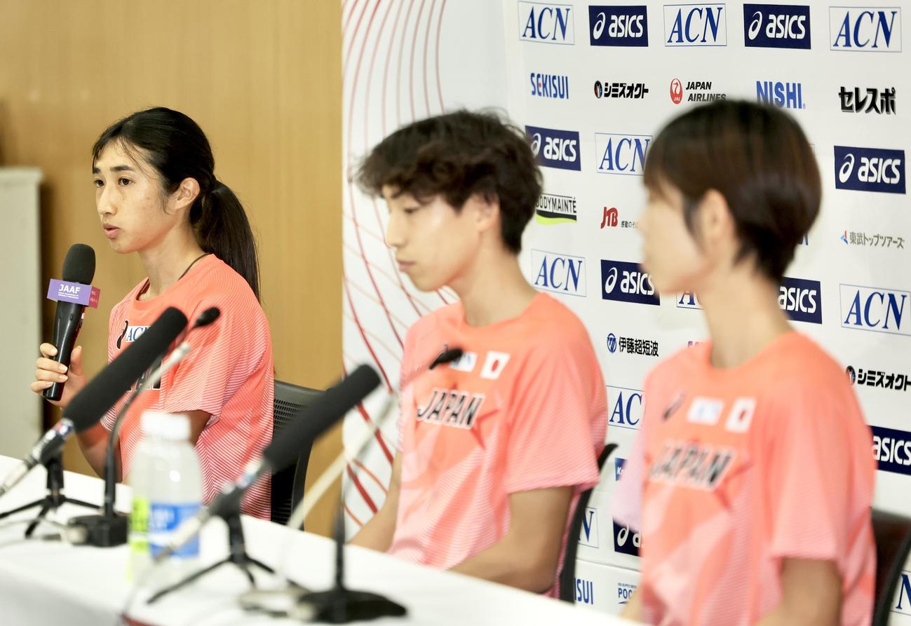 質問に答える田中（左）（撮影・河田真司）