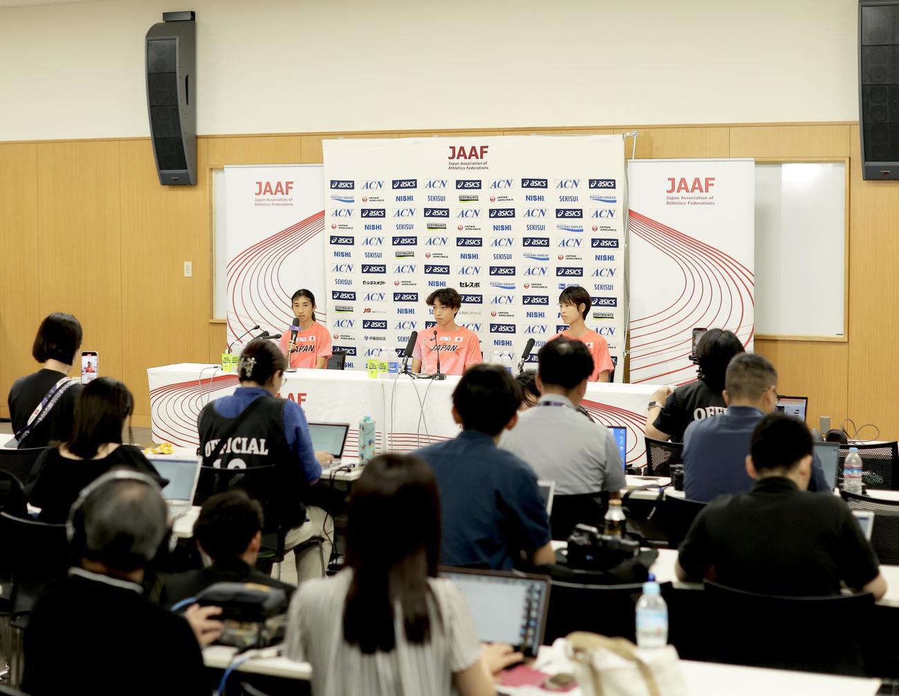 会見に臨む、後方左から田中、三浦、広中（撮影・河田真司）
