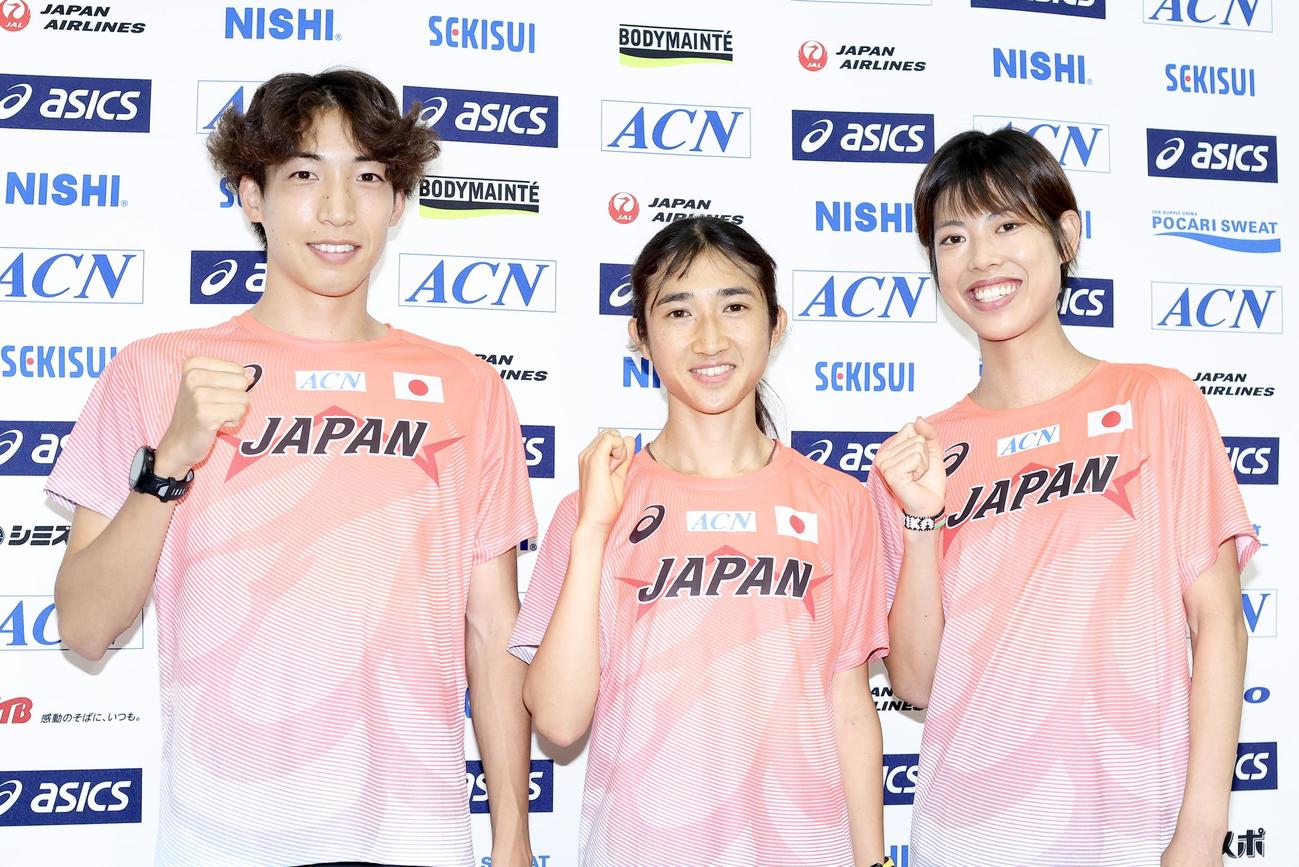 ガッツポーズで写真に納まる、左から三浦、田中、広中（撮影・河田真司）