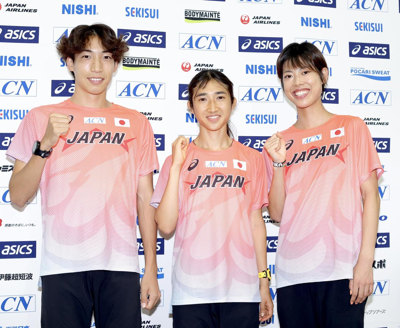 ガッツポーズで写真に納まる、左から三浦、田中、広中（撮影・河田真司）