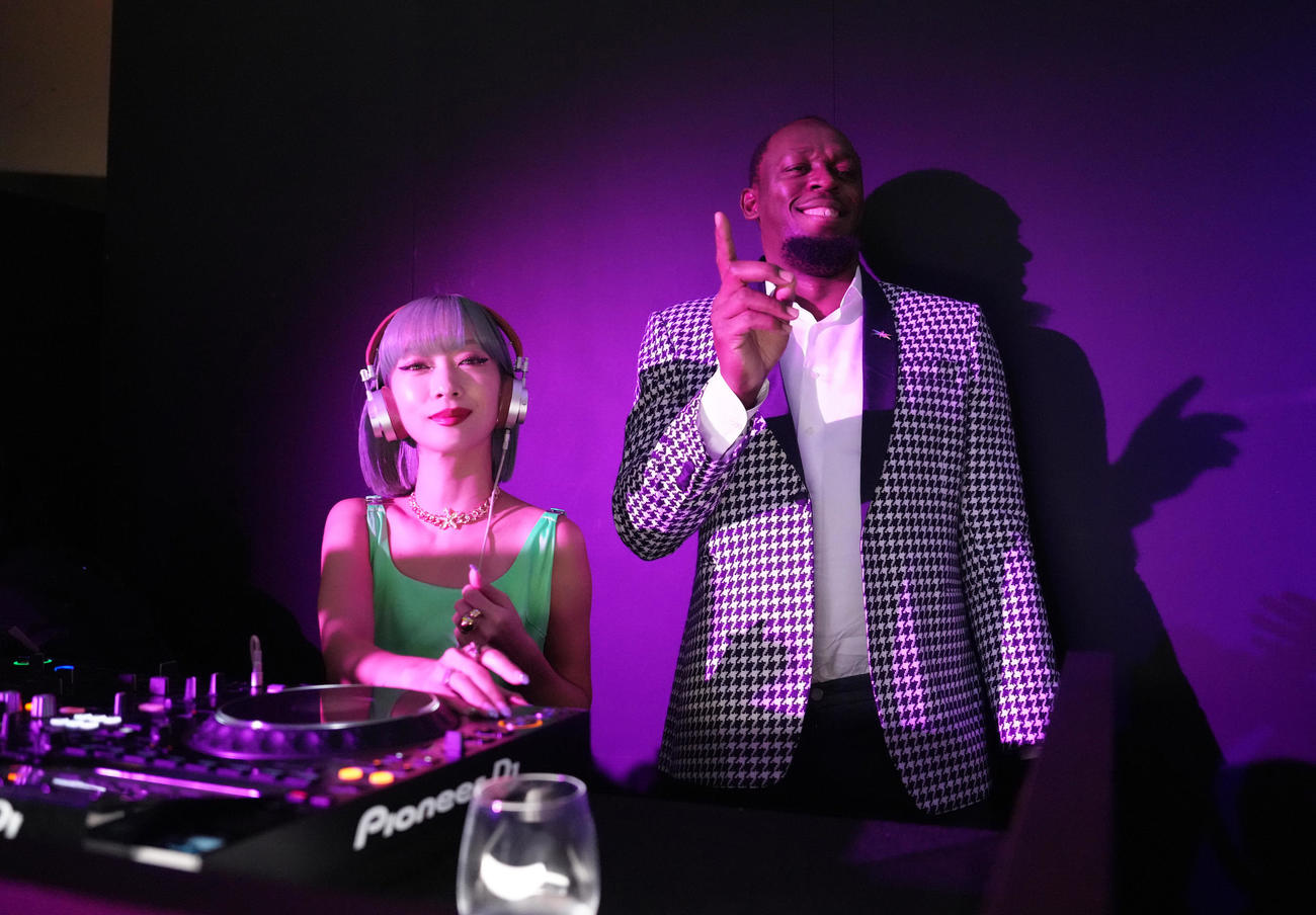 DJテーブルの前でパーティーを楽しむボルト氏（撮影・足立雅史）