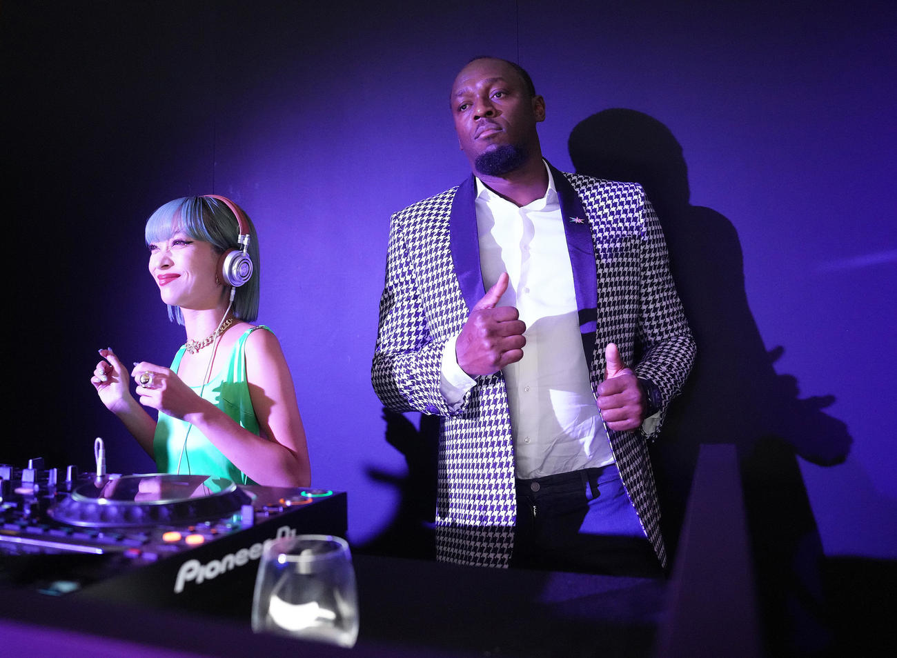 DJテーブルの前でパーティーを楽しむボルト氏（撮影・足立雅史）