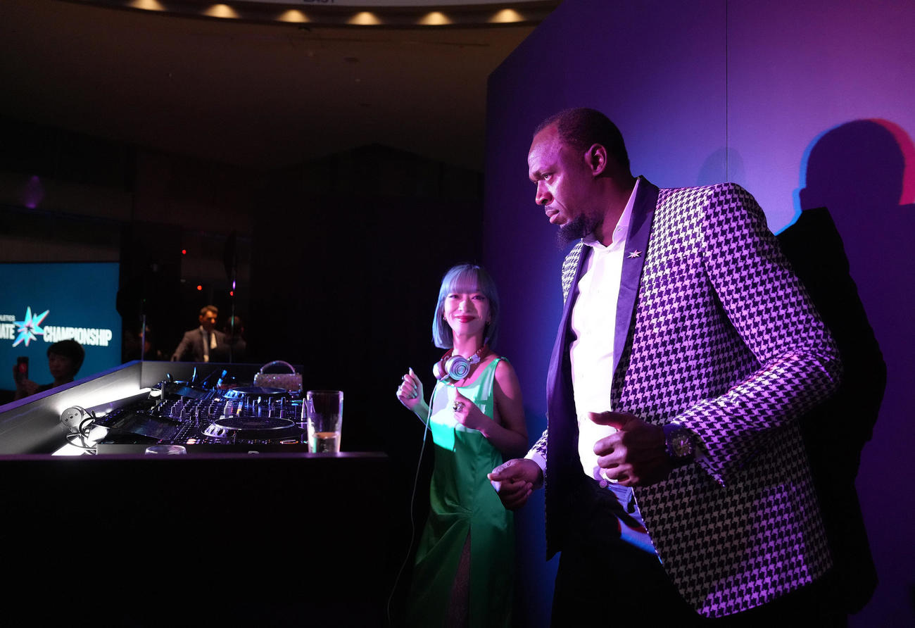 DJテーブルの前でパーティーを楽しむボルト氏（撮影・足立雅史）