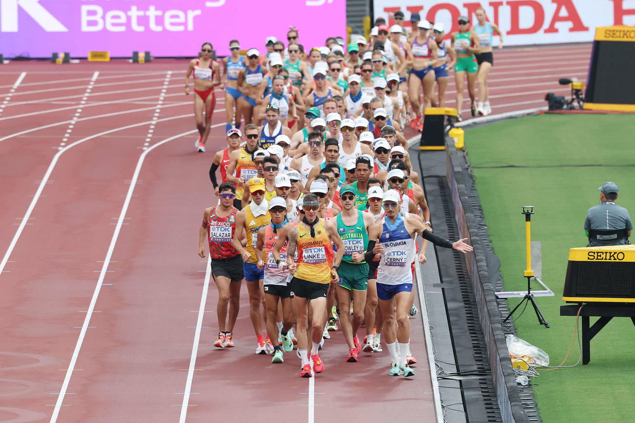 35キロ競歩　スタートする男子と女子の選手たち（撮影・宮地輝）