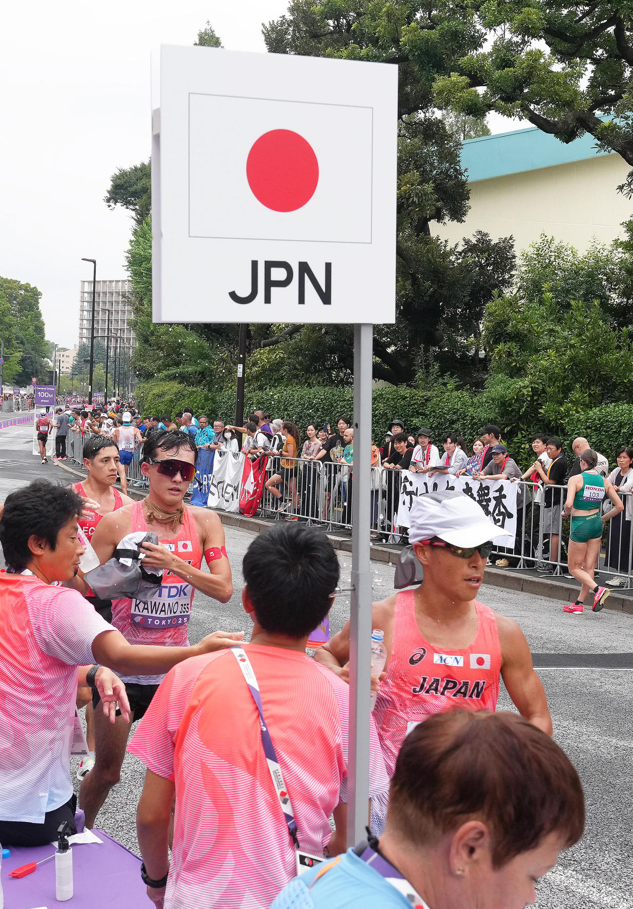 男子35キロ競歩決勝、給水を受け取る勝木（右）と川野（撮影・足立雅史）