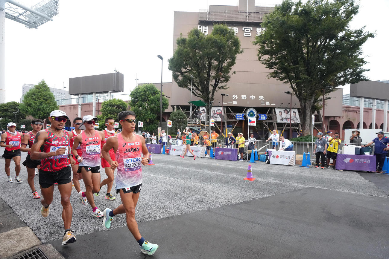 男子35キロ競歩決勝、神宮球場を背にレースに臨む勝木（右端）と川野（右から2人目）ら（撮影・足立雅史）
