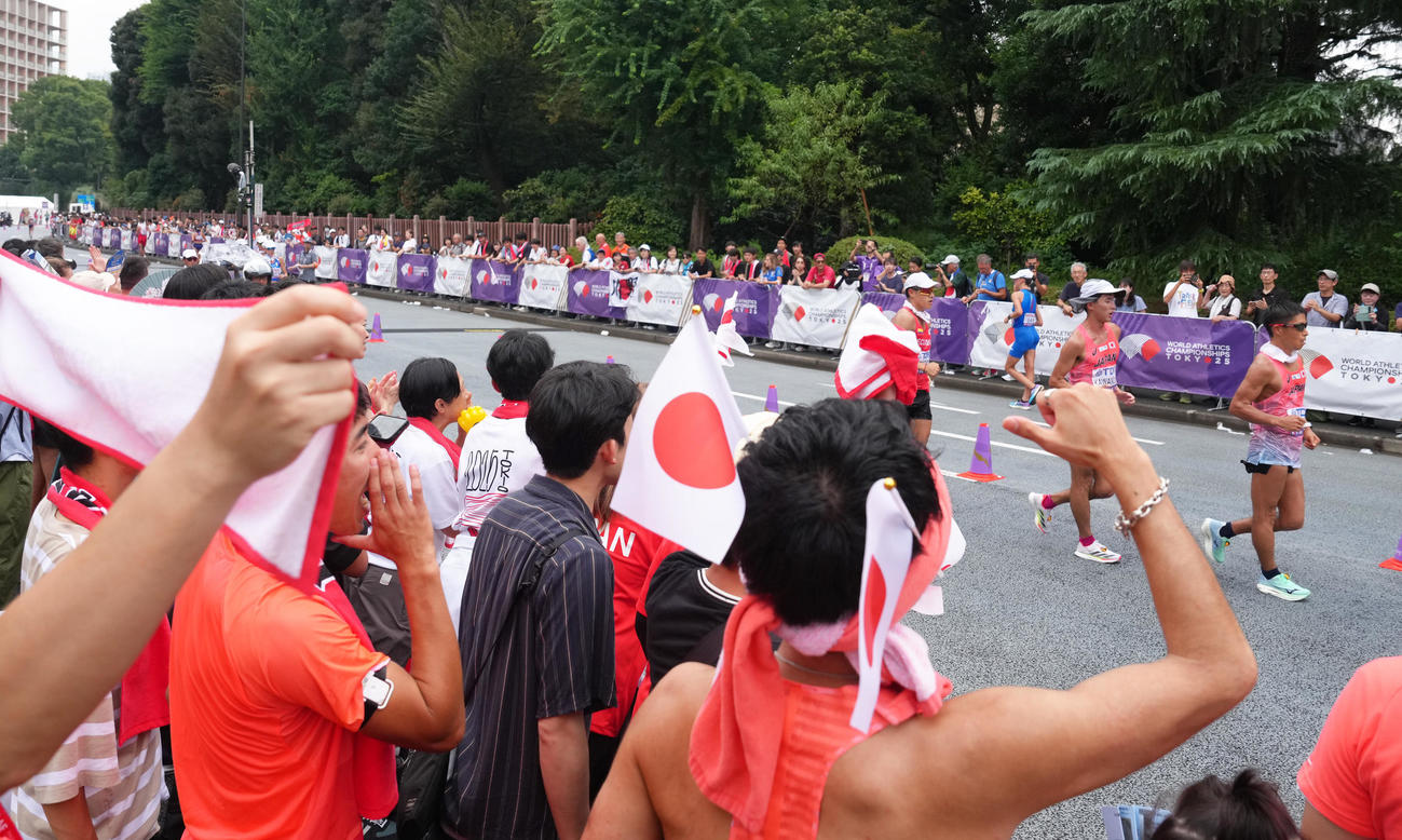 男子35キロ競歩決勝、多くの声援を受けながらレースに臨む、右から勝木、川野（撮影・足立雅史）