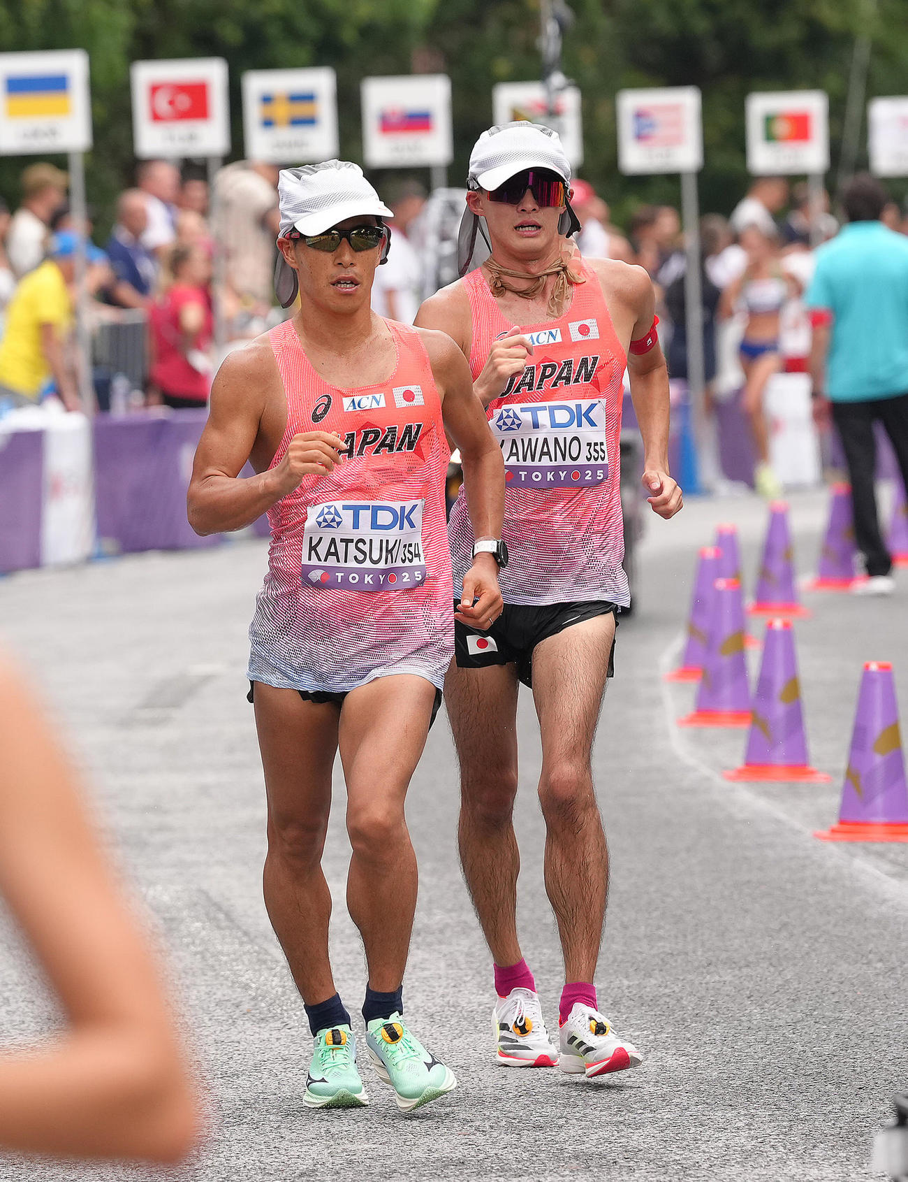 男子35キロ競歩決勝、力強い足どりでレースに臨む勝木（左）と川野（撮影・足立雅史）