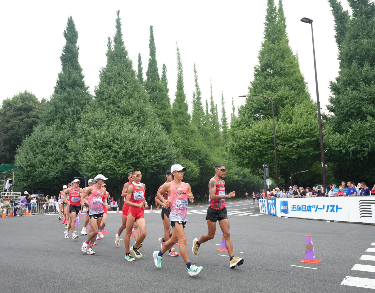 男子35キロ競歩決勝、外苑のイチョウ並木を背にレースする勝木（右から2人目）、川野（同4人目）ら（撮影・足立雅史）