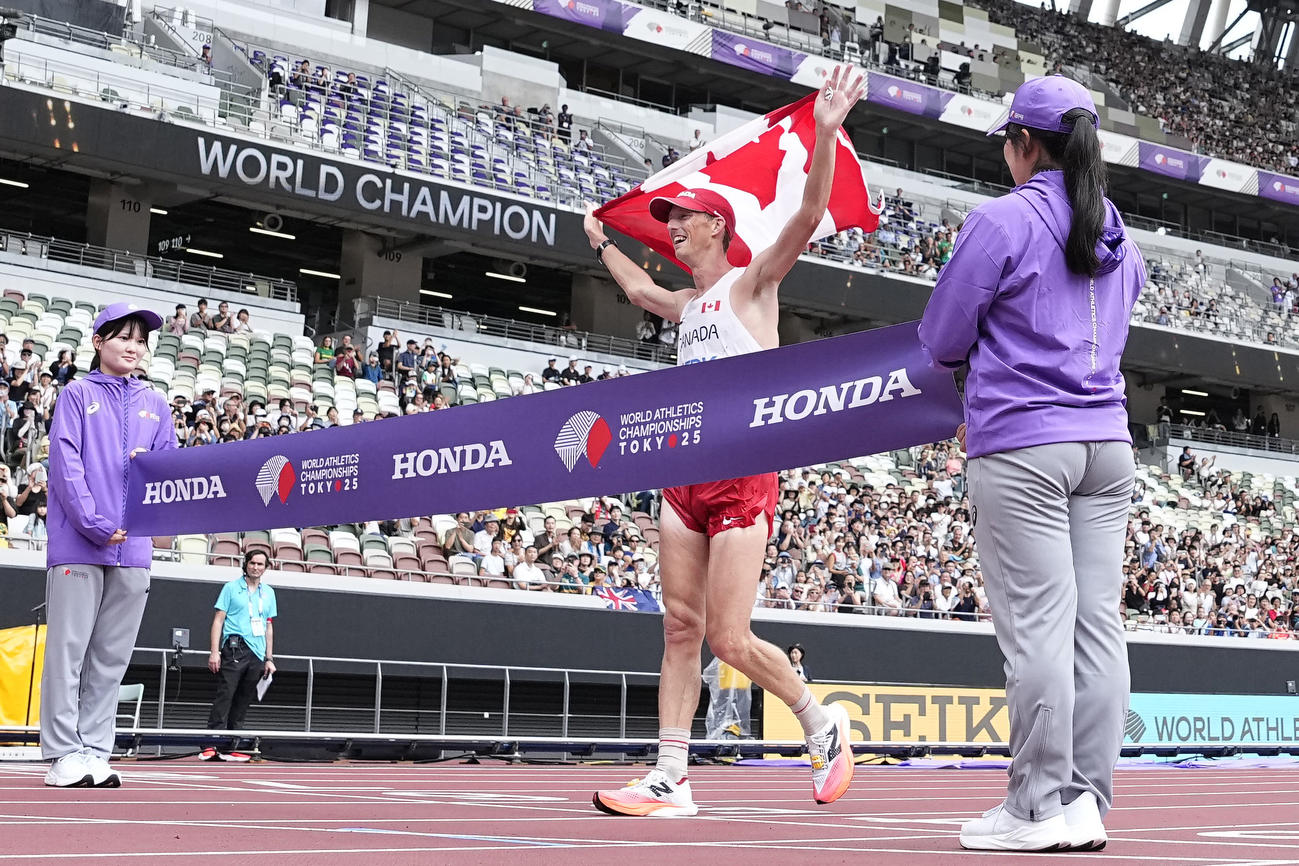 男子35キロ競歩　1位でゴールするエバン・ダンフィー（共同）