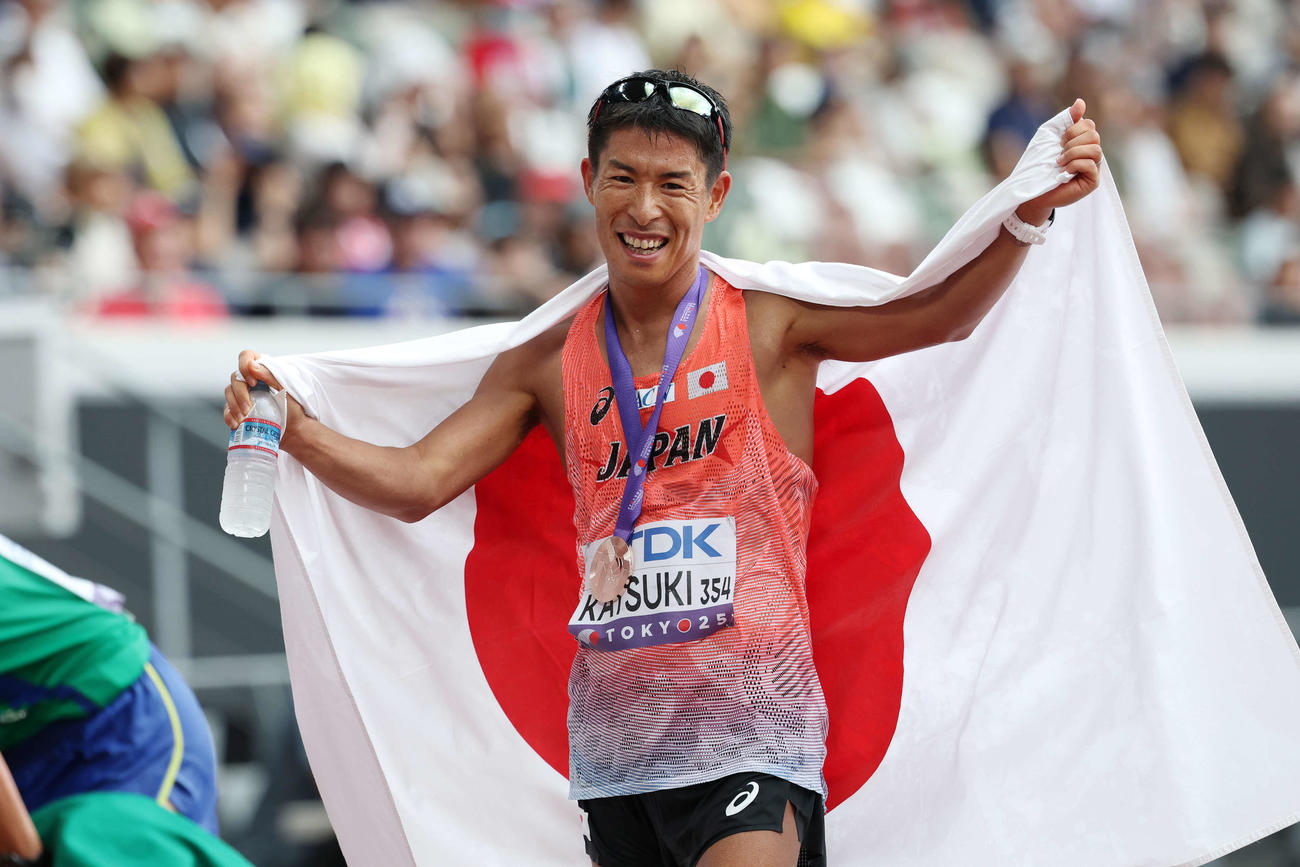 男子35キロ競歩　銅メダルに輝き笑顔の勝木隼人（撮影・宮地輝）