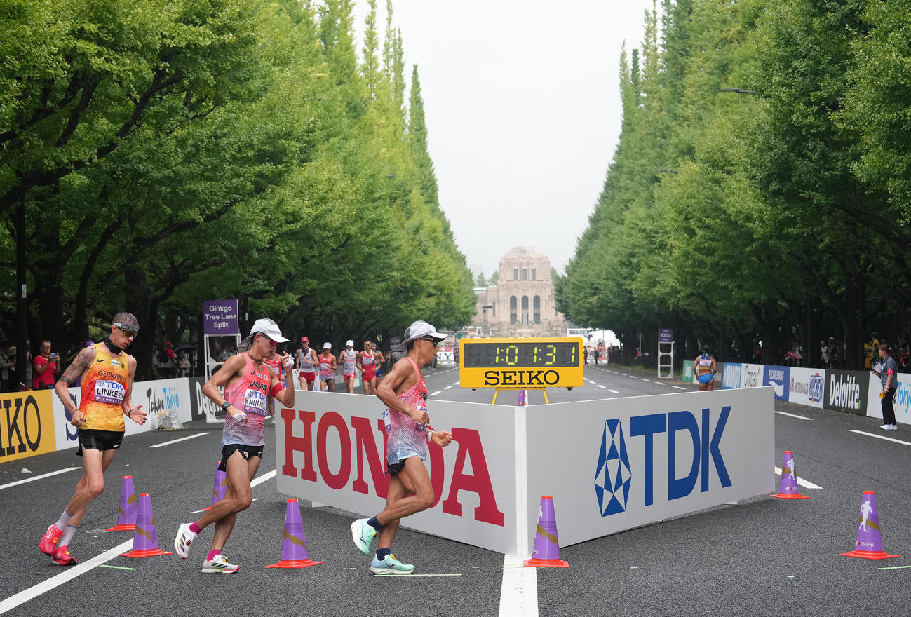 男子35キロ競歩決勝、イチョウ並木を通りゴールを目指す勝木（右）と川野（中央）。後方は絵画館（撮影・足立雅史）
