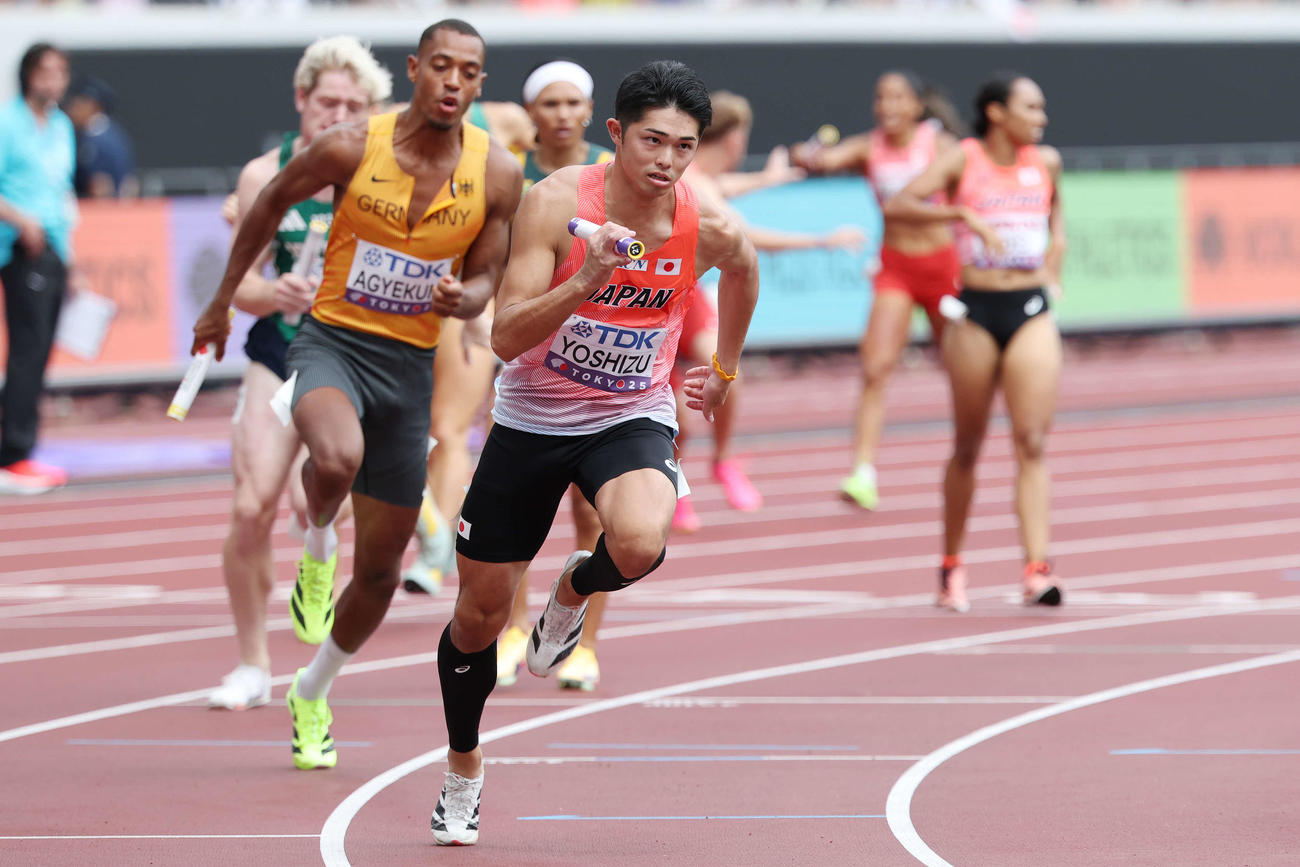 混合1600メートルリレー予選　バトンを受け取り力走する3走の吉津（撮影・宮地輝）